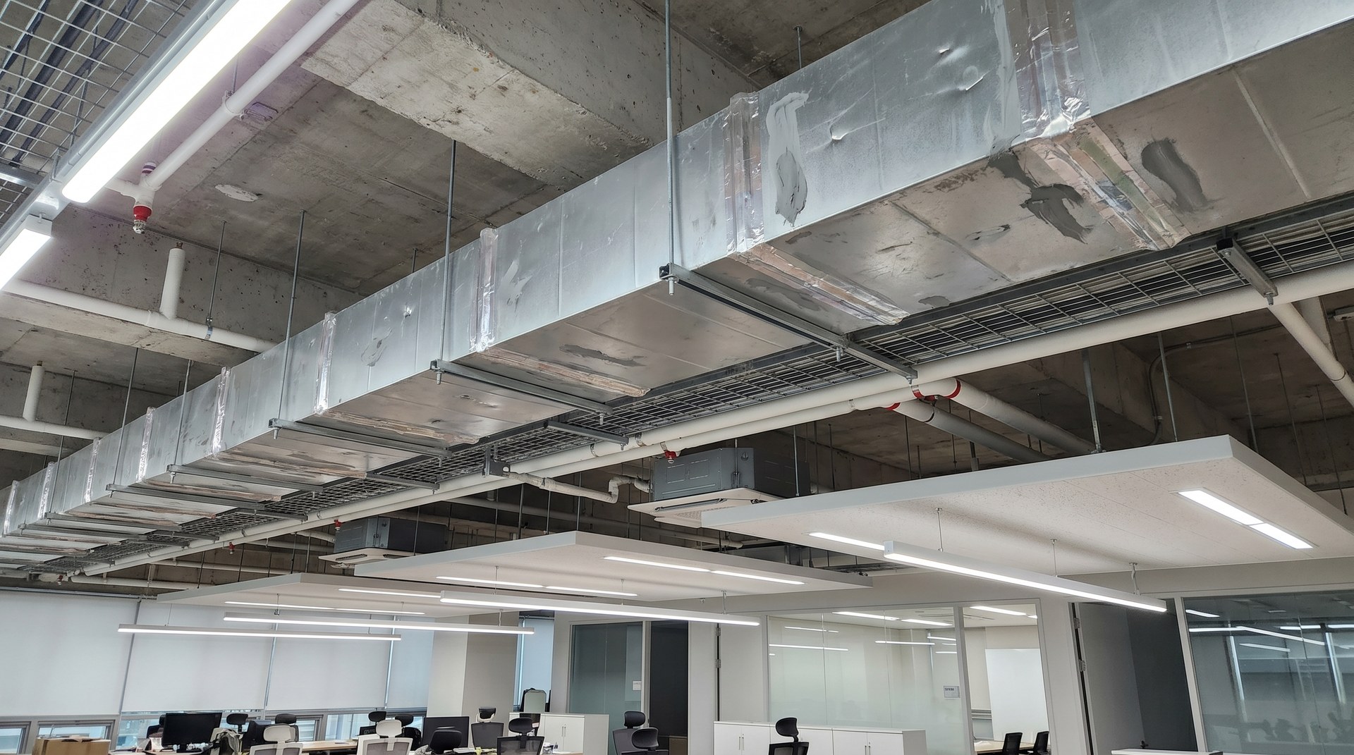 AEROCLAD Smoke Duct · 상업시설·오피스 적용 · 노출천장 모던 오피스 + 사각 덕트 + 부분 마감판